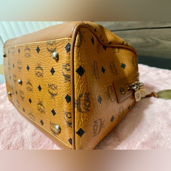 👜 MCM Visetos Cognac  Medium Boston Bag, with Lady Lion - 2-way bag - Picture 6 of 15